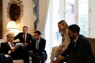 Foto wajah Netanyahu yang putus asa dirilis di AS setelah diberi pengarahan tentang operasi Hamas malam ini Netanyahu dijadwalkan bertemu dengan Trump dalam waktu satu jam.