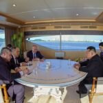 Pemimpin Korea Utara Kim Jong Un bertemu dengan Menteri Luar Negeri Rusia Sergey Lavrov di atas kapal mewah di perairan dekat Pyongyang, 12 Juli 2025. Dalam pertemuan ini, Kim menegaskan kembali dukungan tanpa syarat Korea Utara terhadap Rusia dalam konflik dengan Ukraina.
