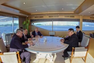 Pemimpin Korea Utara Kim Jong Un bertemu dengan Menteri Luar Negeri Rusia Sergey Lavrov di atas kapal mewah di perairan dekat Pyongyang, 12 Juli 2025. Dalam pertemuan ini, Kim menegaskan kembali dukungan tanpa syarat Korea Utara terhadap Rusia dalam konflik dengan Ukraina.