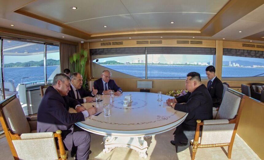 Pemimpin Korea Utara Kim Jong Un bertemu dengan Menteri Luar Negeri Rusia Sergey Lavrov di atas kapal mewah di perairan dekat Pyongyang, 12 Juli 2025. Dalam pertemuan ini, Kim menegaskan kembali dukungan tanpa syarat Korea Utara terhadap Rusia dalam konflik dengan Ukraina.