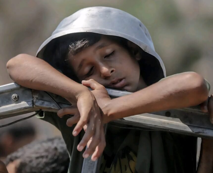 Seorang anak yang tertidur dalam antrian kelaparan, mengambil panci sebagai helm... untuk memimpikan sepotong makanan yang rasanya belum pernah ia ketahui, 27 Juli 2025. (Journalist Ali Abu Aqa/HO/MP)