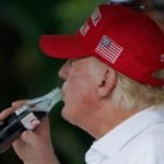 Donald Trump menikmati sebotol Coca-Cola dalam sebuah kesempatan santai. Ia baru-baru ini mengklaim bahwa Coca-Cola akan beralih menggunakan gula tebu asli di AS atas sarannya.