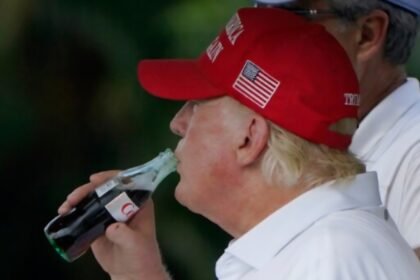 Donald Trump menikmati sebotol Coca-Cola dalam sebuah kesempatan santai. Ia baru-baru ini mengklaim bahwa Coca-Cola akan beralih menggunakan gula tebu asli di AS atas sarannya.