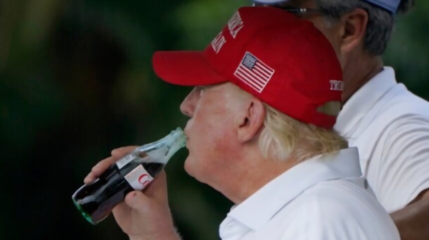 Donald Trump menikmati sebotol Coca-Cola dalam sebuah kesempatan santai. Ia baru-baru ini mengklaim bahwa Coca-Cola akan beralih menggunakan gula tebu asli di AS atas sarannya.