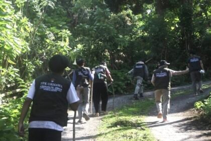 Mahasiswa Fakultas Kedokteran Universitas Hasanuddin yang tergabung dalam Tim SATOA PPK Ormawa HIMAKAHA di Pegunungan Maros, (20-23/7/2025).