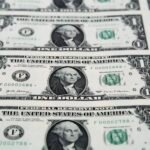 Keterangan gambar: Lembaran uang dolar Amerika Serikat. Riset terbaru menunjukkan banyak warga AS mulai mengalihkan dana dari tabungan ke instrumen investasi berimbal hasil tinggi, sebagai respons terhadap tekanan inflasi dan ketidakpastian ekonomi global.