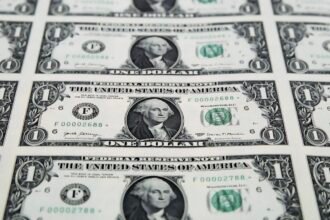 Keterangan gambar: Lembaran uang dolar Amerika Serikat. Riset terbaru menunjukkan banyak warga AS mulai mengalihkan dana dari tabungan ke instrumen investasi berimbal hasil tinggi, sebagai respons terhadap tekanan inflasi dan ketidakpastian ekonomi global.