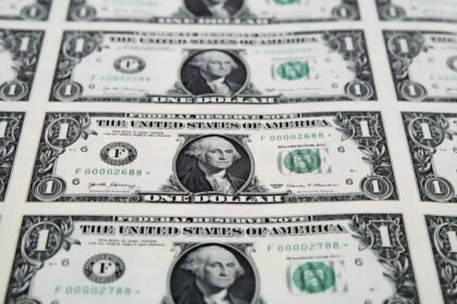 Keterangan gambar: Lembaran uang dolar Amerika Serikat. Riset terbaru menunjukkan banyak warga AS mulai mengalihkan dana dari tabungan ke instrumen investasi berimbal hasil tinggi, sebagai respons terhadap tekanan inflasi dan ketidakpastian ekonomi global.