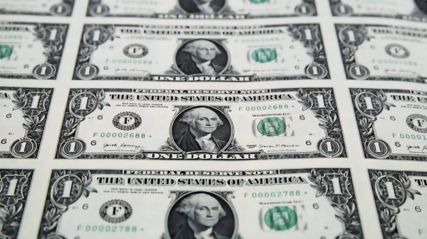 Keterangan gambar: Lembaran uang dolar Amerika Serikat. Riset terbaru menunjukkan banyak warga AS mulai mengalihkan dana dari tabungan ke instrumen investasi berimbal hasil tinggi, sebagai respons terhadap tekanan inflasi dan ketidakpastian ekonomi global.