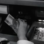 Ilustrasi transaksi di mesin atm.