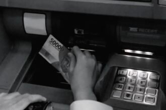 Ilustrasi transaksi di mesin atm.