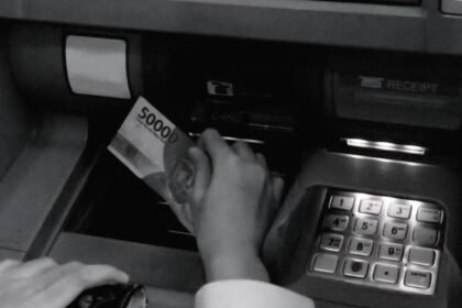 Ilustrasi transaksi di mesin atm.