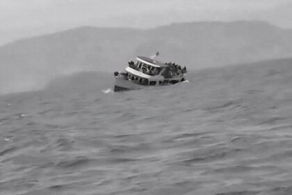 Ilustrasi penyeberangan sebuah kapal ferry di selat.