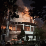 Gedung DPRD Kota Makassar terbakar hebat setelah diserbu massa. Api melalap seluruh bangunan dan beberapa kendaraan di halaman, menewaskan empat orang yang terjebak di dalam gedung.