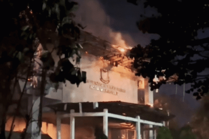 Gedung DPRD Kota Makassar terbakar hebat setelah diserbu massa. Api melalap seluruh bangunan dan beberapa kendaraan di halaman, menewaskan empat orang yang terjebak di dalam gedung.
