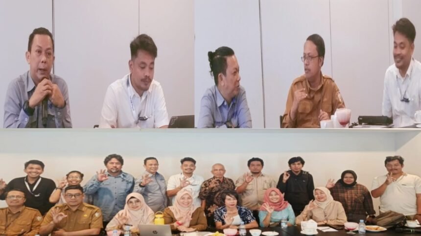 Para peserta forum diskusi Swakelola Tipe III berfoto bersama usai kegiatan yang digelar di Cafe Agung, Makassar, Selasa (5/8/2025). Forum ini diinisiasi oleh Indonesia AIDS Coalition, PKBI Sulawesi Selatan, dan Yayasan Kerti Praja untuk mendorong kemitraan strategis antara OMS dan pemerintah dalam penanggulangan HIV-AIDS.