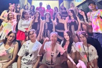 Para DJ dan pengisi acara Alexis Café berpose dengan busana lusuh bertema “Proclamation Day” sebagai simbol keresahan mereka atas keterbatasan ruang berekspresi, Makassar, 21 Agustus 2025.