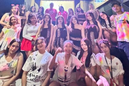 Para DJ dan pengisi acara Alexis Café berpose dengan busana lusuh bertema “Proclamation Day” sebagai simbol keresahan mereka atas keterbatasan ruang berekspresi, Makassar, 21 Agustus 2025.