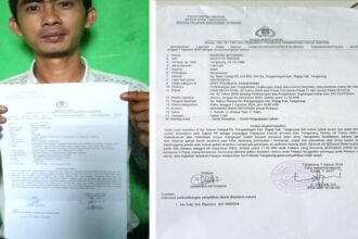 Orang tua korban, Mardika Setiawan, menunjukkan tanda bukti laporan polisi terkait kasus meninggalnya anaknya, M. Rizki, yang tenggelam di bekas galian C ilegal di Desa Pengarengan, Rajeg, Tangerang. Hingga kini, laporan bernomor LP/B/720/VIII/2024/SPKT/POLRESTA TANGERANG/POLDA BANTEN tersebut belum menunjukkan perkembangan berarti.