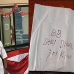 Foto: Ketua DPP Gabungan Wartawan Indonesia (GWI) Provinsi Banten, Syamsul Bahri, saat mendatangi kantor Dinas Perkim Kabupaten Tangerang. Di sampingnya, amplop bertuliskan “BB dari Dinas Perkim, 26/08/2025” yang diduga terkait praktik bagi-bagi proyek dan pemberian amplop kepada oknum tertentu.