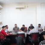 Keterangan Foto: Camat Biringkanaya, Juliaman, S.Sos., bersama jajaran dan perwakilan masyarakat saat memimpin rapat koordinasi persiapan Pesta Rakyat dalam rangka HUT ke-80 Republik Indonesia di Kantor Kecamatan Biringkanaya, Makassar, Kamis (31/07/2025).