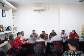 Keterangan Foto: Camat Biringkanaya, Juliaman, S.Sos., bersama jajaran dan perwakilan masyarakat saat memimpin rapat koordinasi persiapan Pesta Rakyat dalam rangka HUT ke-80 Republik Indonesia di Kantor Kecamatan Biringkanaya, Makassar, Kamis (31/07/2025).