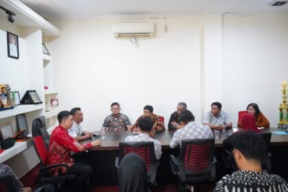 Keterangan Foto: Camat Biringkanaya, Juliaman, S.Sos., bersama jajaran dan perwakilan masyarakat saat memimpin rapat koordinasi persiapan Pesta Rakyat dalam rangka HUT ke-80 Republik Indonesia di Kantor Kecamatan Biringkanaya, Makassar, Kamis (31/07/2025).