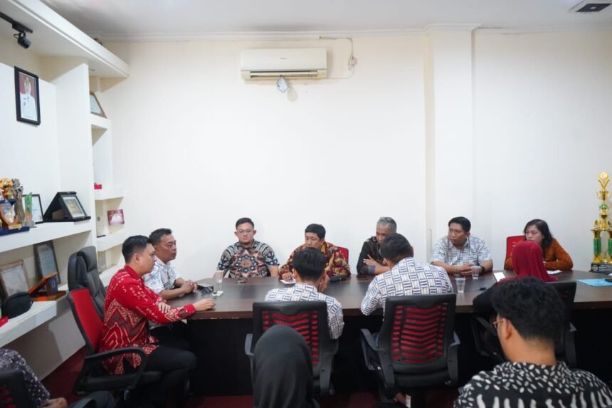 Keterangan Foto: Camat Biringkanaya, Juliaman, S.Sos., bersama jajaran dan perwakilan masyarakat saat memimpin rapat koordinasi persiapan Pesta Rakyat dalam rangka HUT ke-80 Republik Indonesia di Kantor Kecamatan Biringkanaya, Makassar, Kamis (31/07/2025).