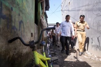 Menteri Kependudukan dan Pembangunan Keluarga, Dr. Wihaji (berbaju putih), menyusuri lorong permukiman padat di Kelurahan Pannampu, Makassar, saat meninjau langsung kondisi keluarga berisiko stunting, (29/7/2025).