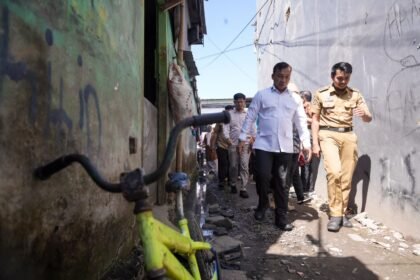 Menteri Kependudukan dan Pembangunan Keluarga, Dr. Wihaji (berbaju putih), menyusuri lorong permukiman padat di Kelurahan Pannampu, Makassar, saat meninjau langsung kondisi keluarga berisiko stunting, (29/7/2025).