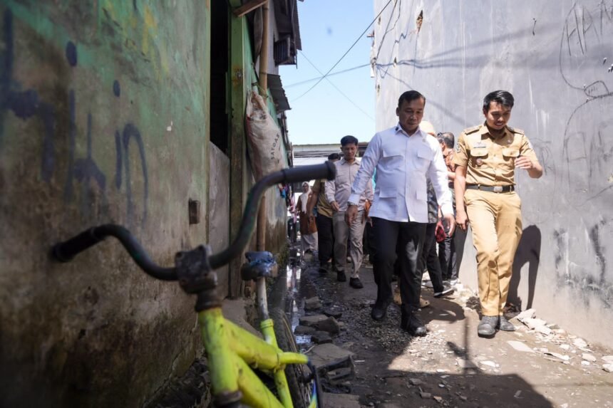 Menteri Kependudukan dan Pembangunan Keluarga, Dr. Wihaji (berbaju putih), menyusuri lorong permukiman padat di Kelurahan Pannampu, Makassar, saat meninjau langsung kondisi keluarga berisiko stunting, (29/7/2025).