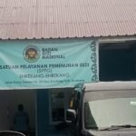 Tampak depan kantor Satuan Pelayanan Pemenuhan Gizi (SPPG) Enrekang-Enrekang di bawah naungan Badan Gizi Nasional, yang berlokasi di Jalan Emmy Saelan No. 29, Kecamatan Enrekang, Kabupaten Enrekang. Kantor ini menjadi pusat pelaksanaan Program Makan Bergizi Gratis yang saat ini tengah disorot masyarakat akibat dugaan penyajian makanan tak layak konsumsi. Foto diambil pada Jumat, 1 Agustus 2025 pukul 16.39 WITA.
