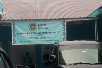 Tampak depan kantor Satuan Pelayanan Pemenuhan Gizi (SPPG) Enrekang-Enrekang di bawah naungan Badan Gizi Nasional, yang berlokasi di Jalan Emmy Saelan No. 29, Kecamatan Enrekang, Kabupaten Enrekang. Kantor ini menjadi pusat pelaksanaan Program Makan Bergizi Gratis yang saat ini tengah disorot masyarakat akibat dugaan penyajian makanan tak layak konsumsi. Foto diambil pada Jumat, 1 Agustus 2025 pukul 16.39 WITA.