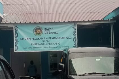 Tampak depan kantor Satuan Pelayanan Pemenuhan Gizi (SPPG) Enrekang-Enrekang di bawah naungan Badan Gizi Nasional, yang berlokasi di Jalan Emmy Saelan No. 29, Kecamatan Enrekang, Kabupaten Enrekang. Kantor ini menjadi pusat pelaksanaan Program Makan Bergizi Gratis yang saat ini tengah disorot masyarakat akibat dugaan penyajian makanan tak layak konsumsi. Foto diambil pada Jumat, 1 Agustus 2025 pukul 16.39 WITA.