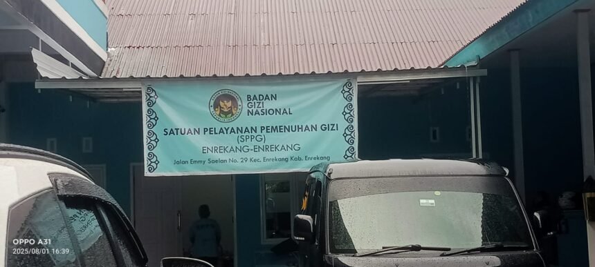 Tampak depan kantor Satuan Pelayanan Pemenuhan Gizi (SPPG) Enrekang-Enrekang di bawah naungan Badan Gizi Nasional, yang berlokasi di Jalan Emmy Saelan No. 29, Kecamatan Enrekang, Kabupaten Enrekang. Kantor ini menjadi pusat pelaksanaan Program Makan Bergizi Gratis yang saat ini tengah disorot masyarakat akibat dugaan penyajian makanan tak layak konsumsi. Foto diambil pada Jumat, 1 Agustus 2025 pukul 16.39 WITA.