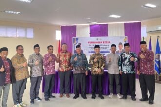 Wakil Ketua DPD RI, Dr. H. Tamsil Linrung (keempat dari kanan), berfoto bersama jajaran pimpinan Universitas Muhammadiyah Enrekang (UNIMEN) usai kunjungan kerja, Kamis (31/7/2025). Kunjungan ini menjadi bagian dari penguatan sinergi dalam peningkatan kualitas pendidikan dan sumber daya manusia di daerah.