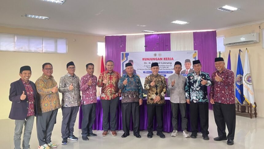 Wakil Ketua DPD RI, Dr. H. Tamsil Linrung (keempat dari kanan), berfoto bersama jajaran pimpinan Universitas Muhammadiyah Enrekang (UNIMEN) usai kunjungan kerja, Kamis (31/7/2025). Kunjungan ini menjadi bagian dari penguatan sinergi dalam peningkatan kualitas pendidikan dan sumber daya manusia di daerah.