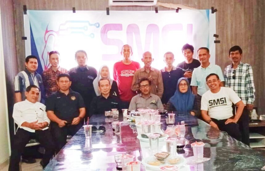 Pengurus Serikat Media Siber Indonesia (SMSI) Sulawesi Selatan berfoto bersama usai menggelar pertemuan perdana di Sekretariat SMSI Sulsel, Makassar, Sabtu (2/8/2025). Pertemuan ini menjadi langkah awal konsolidasi menjelang pelantikan resmi dan penyusunan program kerja organisasi. (tim)