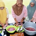 Sejumlah Ibu Persit dari Kelompok Tani Yudha 1 dan 2 tengah mengikuti demonstrasi pengolahan "Bandeng Cabut Duri" di Balla Riang Hubdam XIV/Hasanuddin, Makassar. Kegiatan ini digelar oleh Dinas Perikanan dan Pertanian Kota Makassar untuk mendorong keterampilan dan pengembangan UMKM berbasis ikan di lingkungan keluarga TNI.