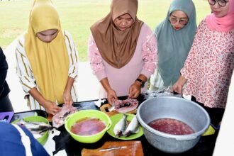 Sejumlah Ibu Persit dari Kelompok Tani Yudha 1 dan 2 tengah mengikuti demonstrasi pengolahan "Bandeng Cabut Duri" di Balla Riang Hubdam XIV/Hasanuddin, Makassar. Kegiatan ini digelar oleh Dinas Perikanan dan Pertanian Kota Makassar untuk mendorong keterampilan dan pengembangan UMKM berbasis ikan di lingkungan keluarga TNI.