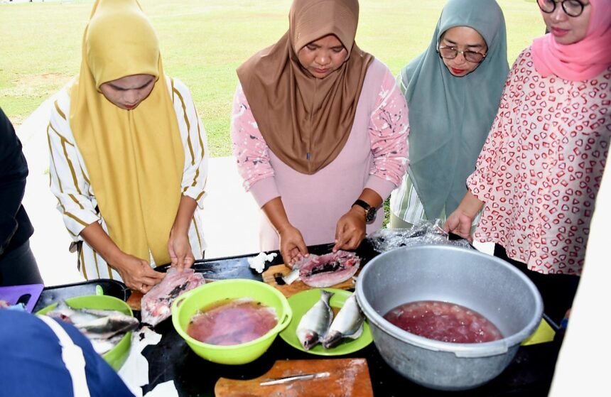 Sejumlah Ibu Persit dari Kelompok Tani Yudha 1 dan 2 tengah mengikuti demonstrasi pengolahan "Bandeng Cabut Duri" di Balla Riang Hubdam XIV/Hasanuddin, Makassar. Kegiatan ini digelar oleh Dinas Perikanan dan Pertanian Kota Makassar untuk mendorong keterampilan dan pengembangan UMKM berbasis ikan di lingkungan keluarga TNI.