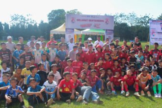 Para peserta Piala Menpora U-12 dan U-15 Zona Makassar Tahun 2025 berfoto bersama usai seremoni pembukaan di Lapangan Lantamal VI Makassar, Minggu (3/8/2025). Turnamen ini menjadi bagian dari program pembinaan atlet muda Kemenpora RI dan diikuti oleh tim-tim dari Makassar, Sidrap, serta Baubau.