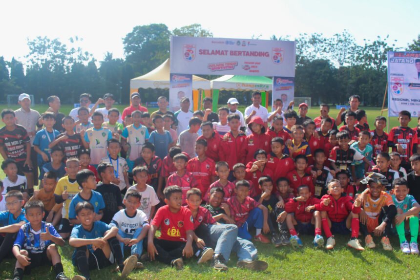 Para peserta Piala Menpora U-12 dan U-15 Zona Makassar Tahun 2025 berfoto bersama usai seremoni pembukaan di Lapangan Lantamal VI Makassar, Minggu (3/8/2025). Turnamen ini menjadi bagian dari program pembinaan atlet muda Kemenpora RI dan diikuti oleh tim-tim dari Makassar, Sidrap, serta Baubau.