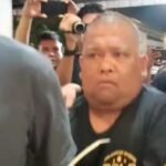 Samsul Tarigan saat digiring petugas, dikerumuni wartawan dan aparat keamanan. Meski Mahkamah Agung telah menjatuhkan vonis 1 tahun 4 bulan penjara sejak Juni 2025, eksekusi terhadap Samsul belum juga dilakukan oleh Kejari Binjai.