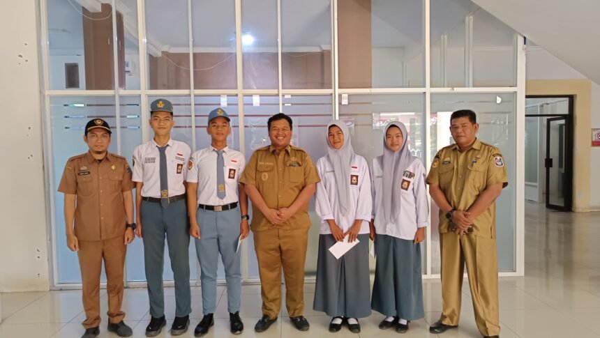 Wakil Bupati Enrekang, Andi Tenri Liwang La Tinro, secara resmi melepas empat pelajar terbaik asal Enrekang yang lolos sebagai Calon Pasukan Pengibar Bendera (Capaska) tingkat Provinsi Sulawesi Selatan tahun 2025.