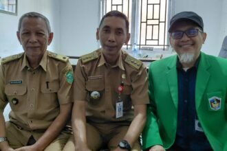 Bersama Kepala Desa Sanrobone dan Camat Sanrobone Kab Takalar, saat pelaksanaan pengabdian & Workshop Sadar Halal (4-5 Agustus 2025) di Desa Binaan UMI di Desa Sanrobone.