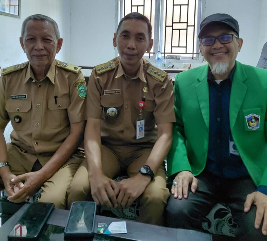 Bersama Kepala Desa Sanrobone dan Camat Sanrobone Kab Takalar, saat pelaksanaan pengabdian & Workshop Sadar Halal (4-5 Agustus 2025) di Desa Binaan UMI di Desa Sanrobone.