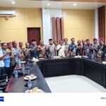 Bupati Buru Ikram Umasugi bersama Raja Petuanan Kaiely dan para pemangku adat dari wilayah sekitar Gunung Botak usai rapat koordinasi di ruang rapat utama Kantor Bupati Buru, Kamis (7/8/2025). Rapat digelar untuk membahas penertiban tambang emas Gunung Botak dan memastikan keterlibatan masyarakat adat dalam pengelolaannya.
