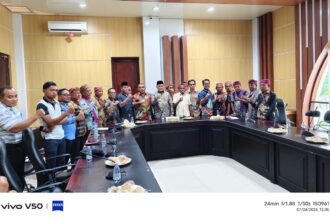 Bupati Buru Ramly Umasugi bersama Raja Petuanan Kaiely dan para pemangku adat dari wilayah sekitar Gunung Botak usai rapat koordinasi di ruang rapat utama Kantor Bupati Buru, Kamis (7/8/2025). Rapat digelar untuk membahas penertiban tambang emas Gunung Botak dan memastikan keterlibatan masyarakat adat dalam pengelolaannya.