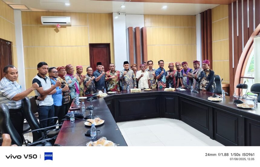 Bupati Buru Ikram Umasugi bersama Raja Petuanan Kaiely dan para pemangku adat dari wilayah sekitar Gunung Botak usai rapat koordinasi di ruang rapat utama Kantor Bupati Buru, Kamis (7/8/2025). Rapat digelar untuk membahas penertiban tambang emas Gunung Botak dan memastikan keterlibatan masyarakat adat dalam pengelolaannya.
